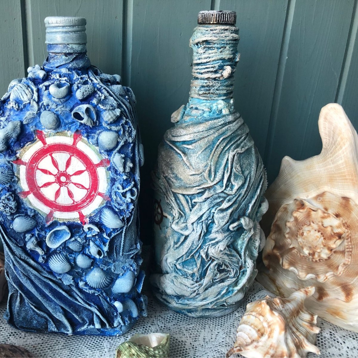 Кисти в декоре бутылки