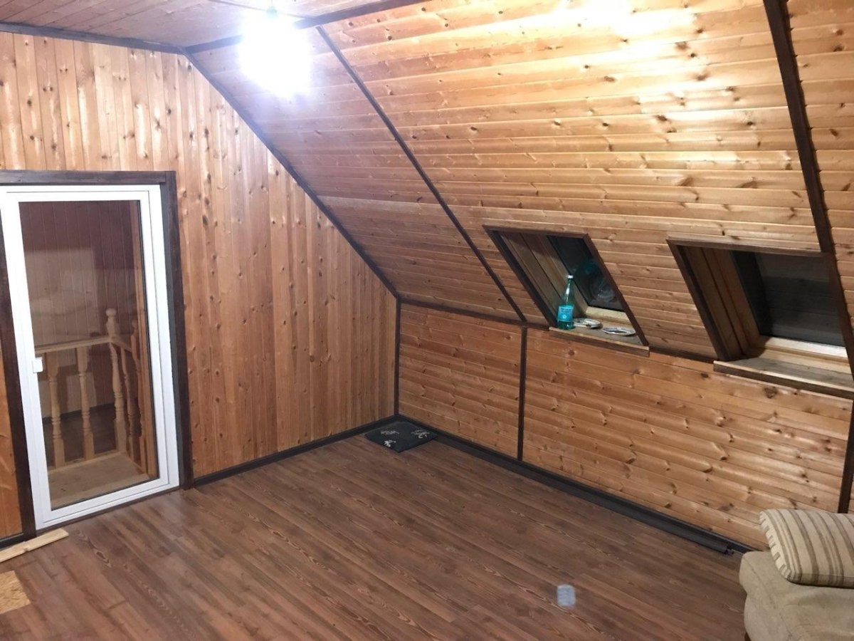 Отделка вагонкой мансардной спальни