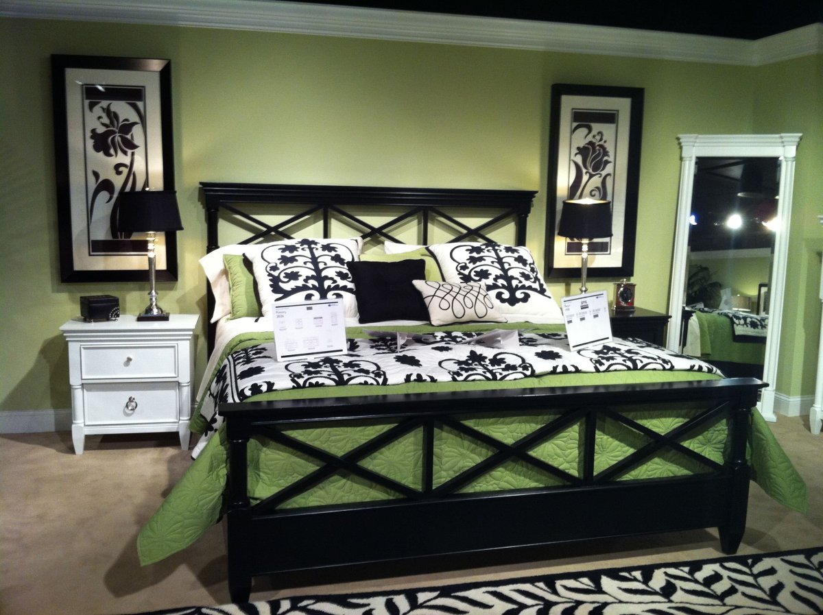 Зеленая спальня с балдахином
