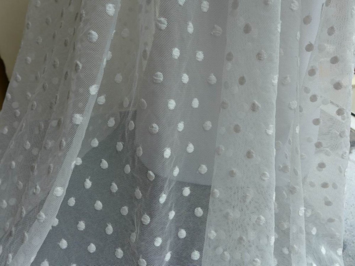 Красные шторы в горох