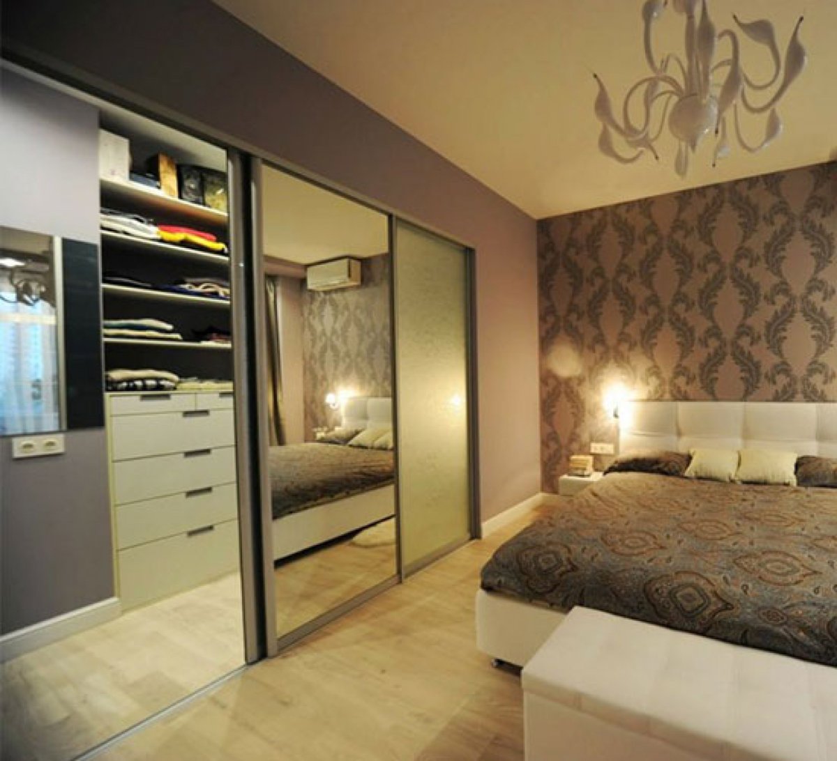 Гардероб за кроватью в спальне