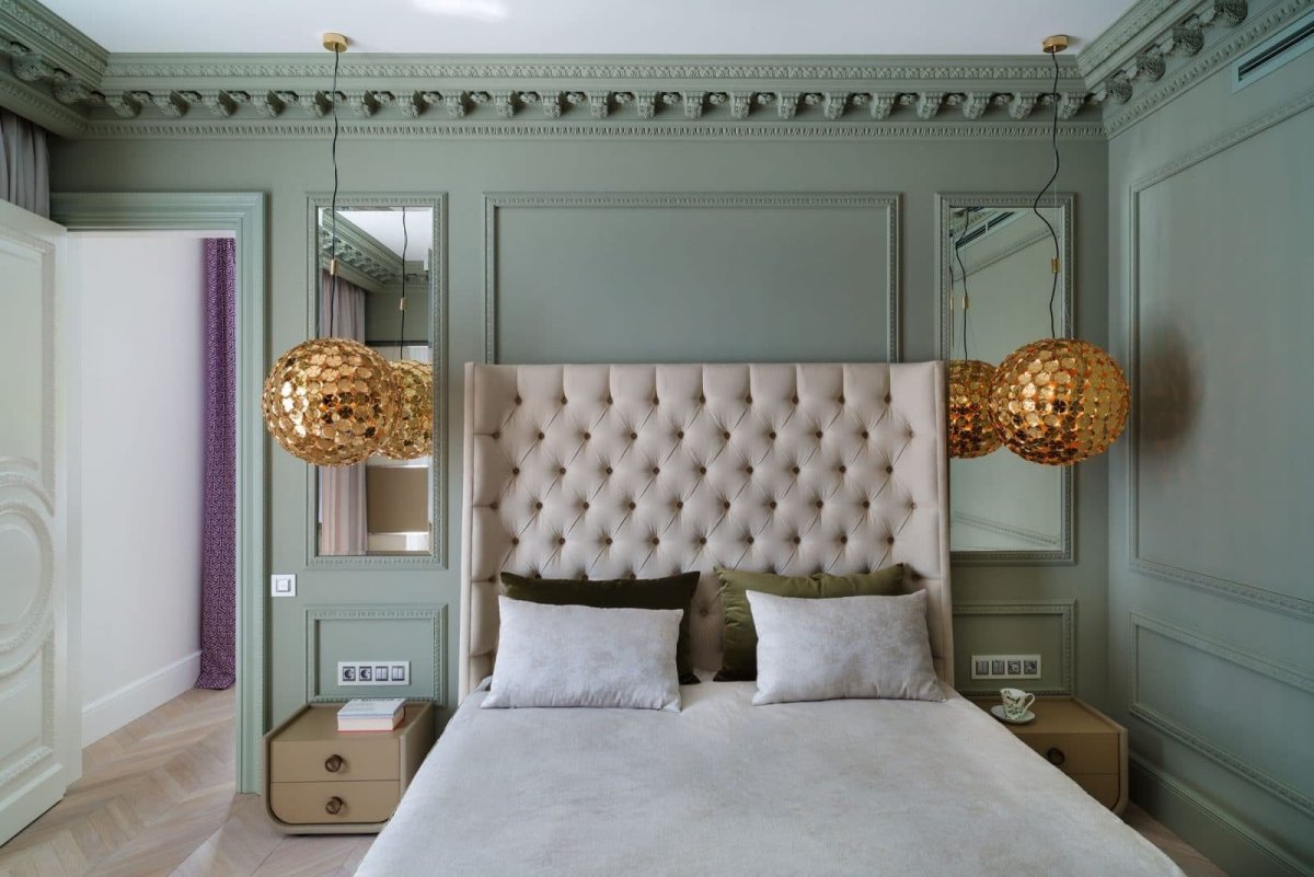 Гардеробная за изголовьем кровати