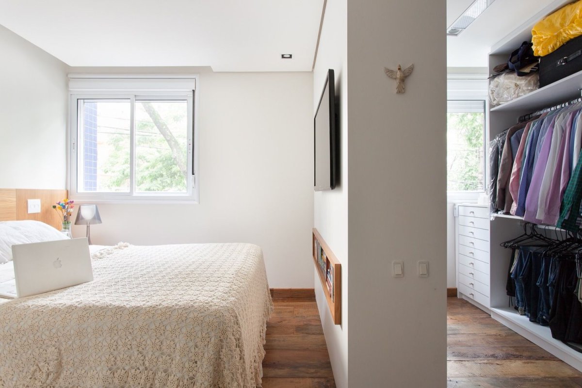 Кровать в гардеробной