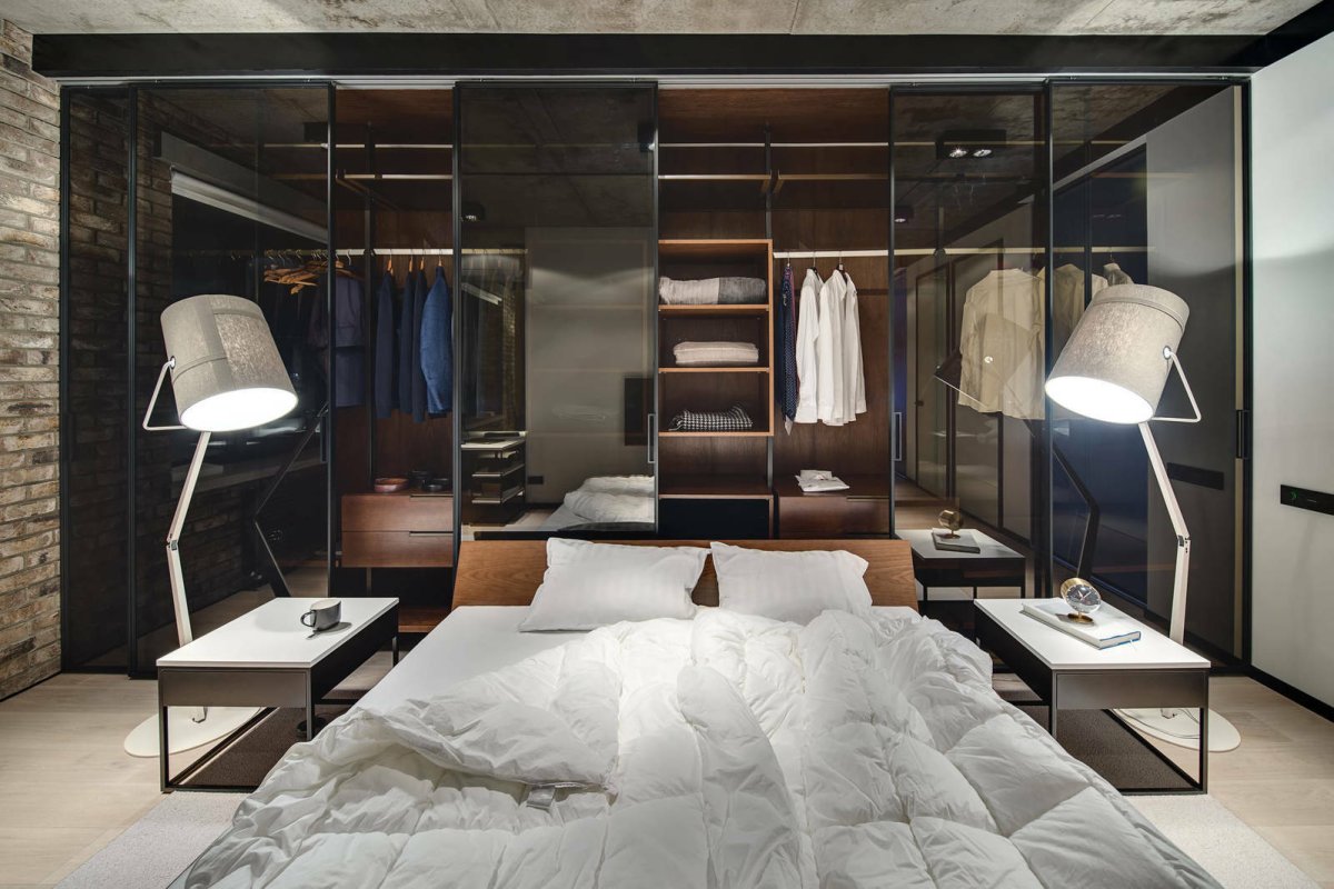 Спальня с гардеробной комнатой за кроватью