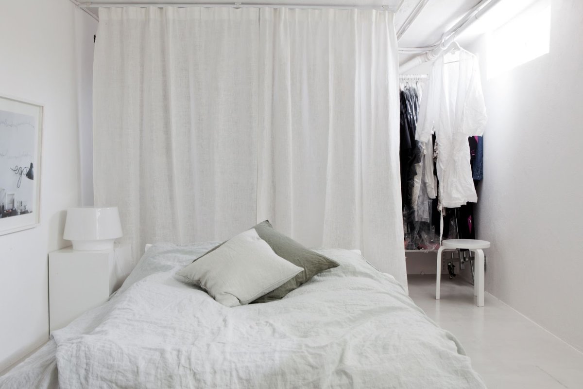 Гардероб за изголовьем кровати