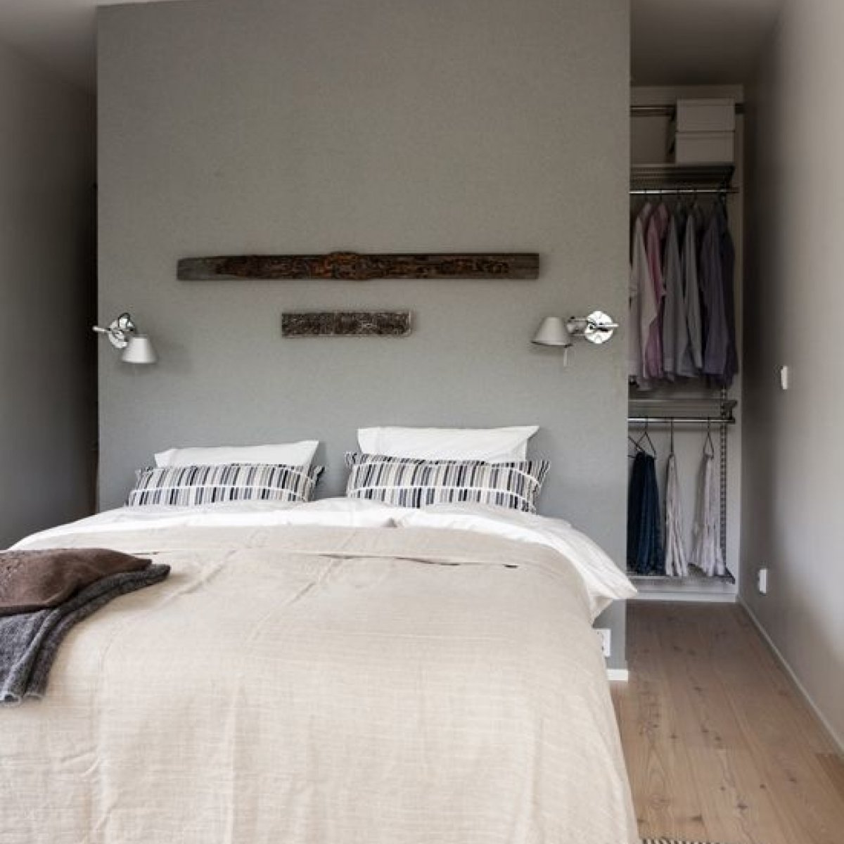 Гардероб за кроватью