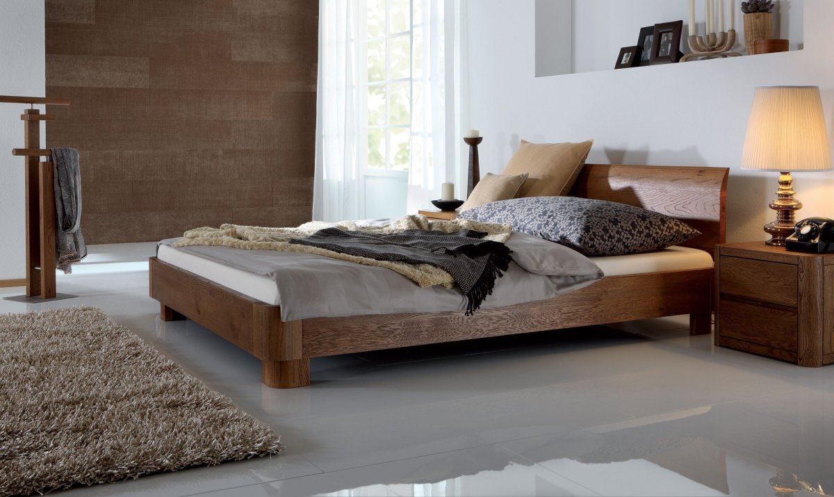 Кровать из массива в стиле Кантри