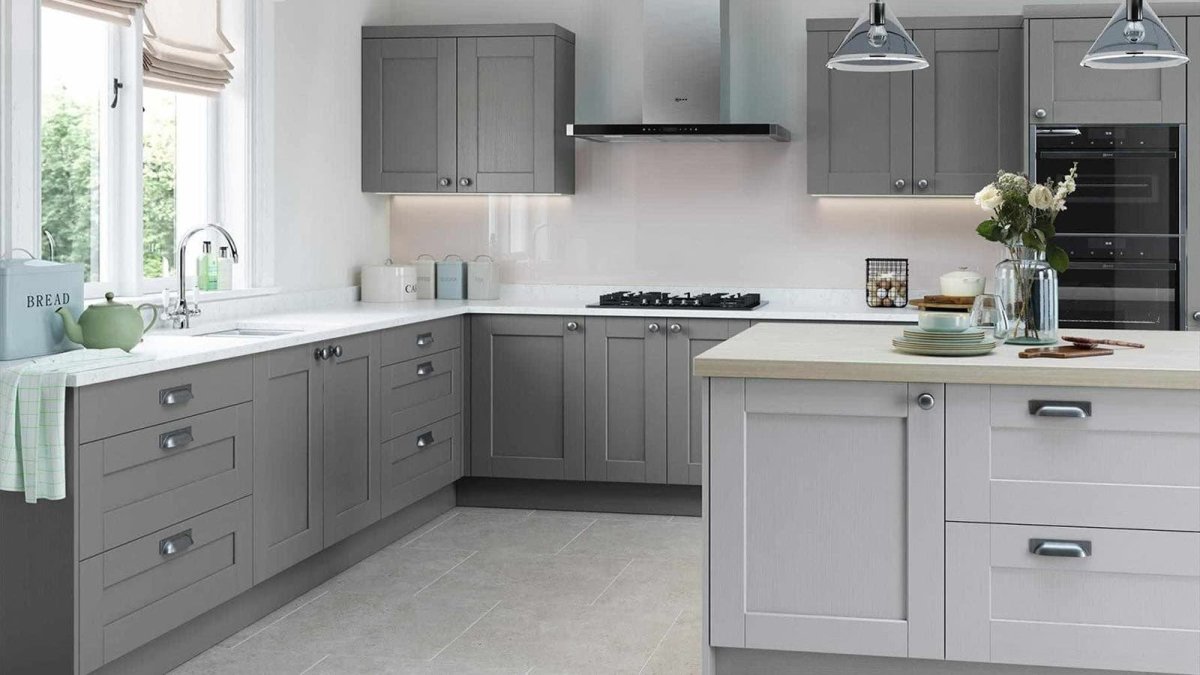 Серая кухня с черной столешницей