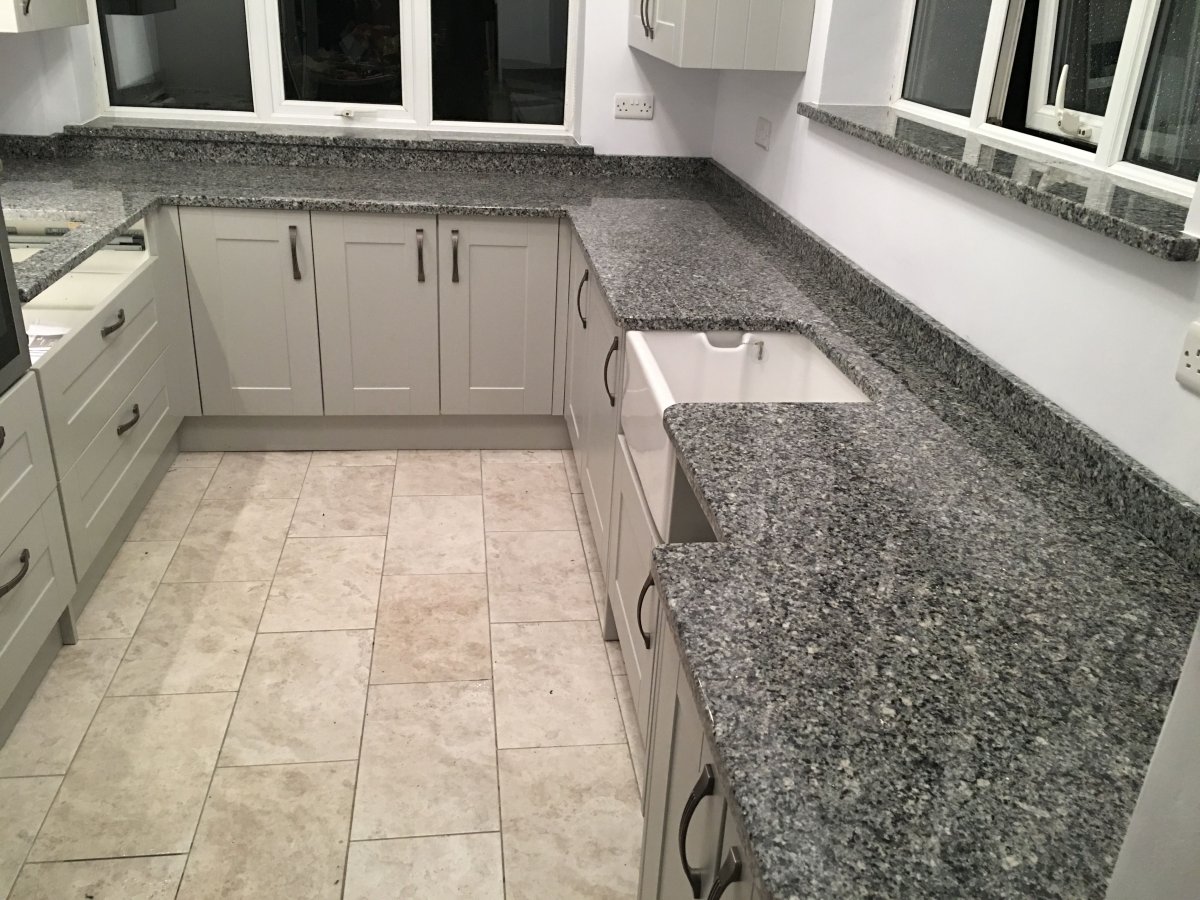 Белая кухня с серой столешницей