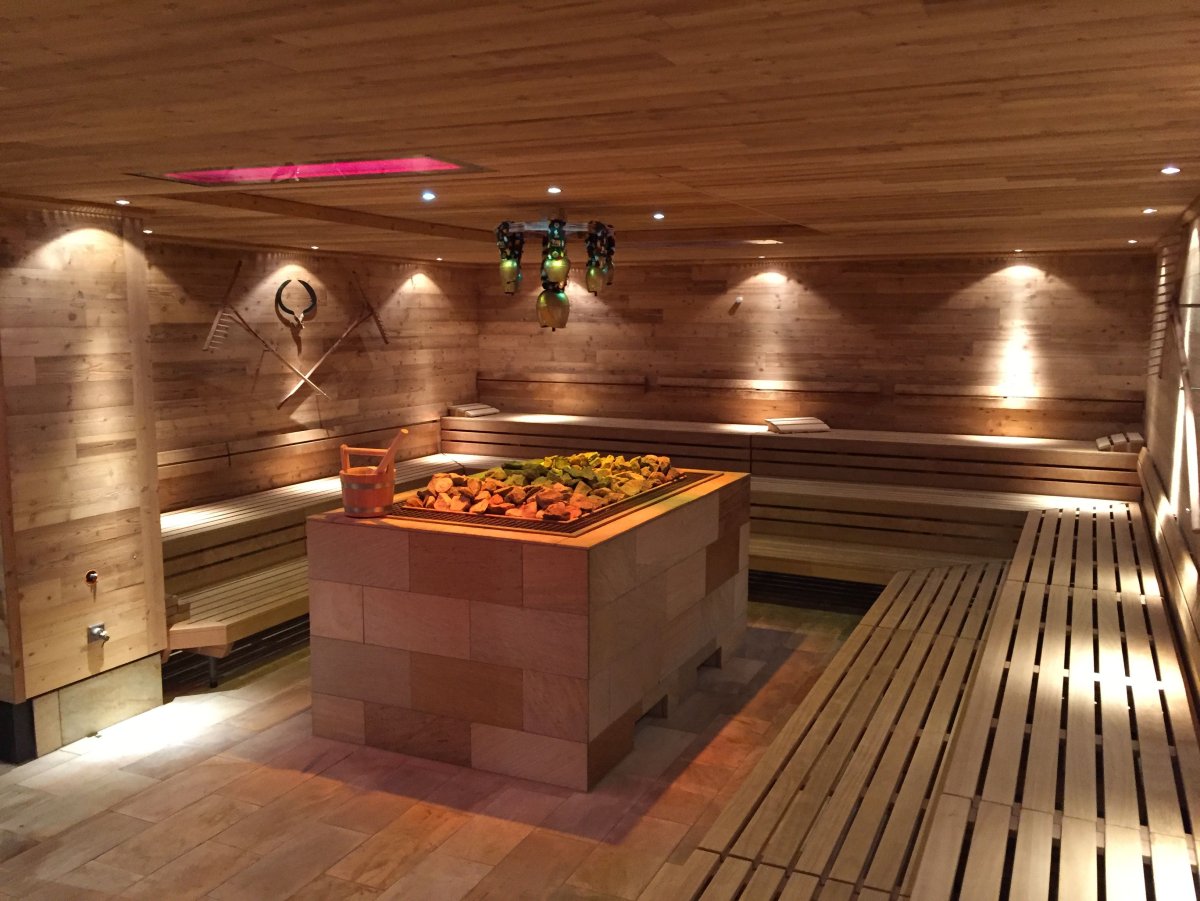 Обшивка бани вагонкой и спилами