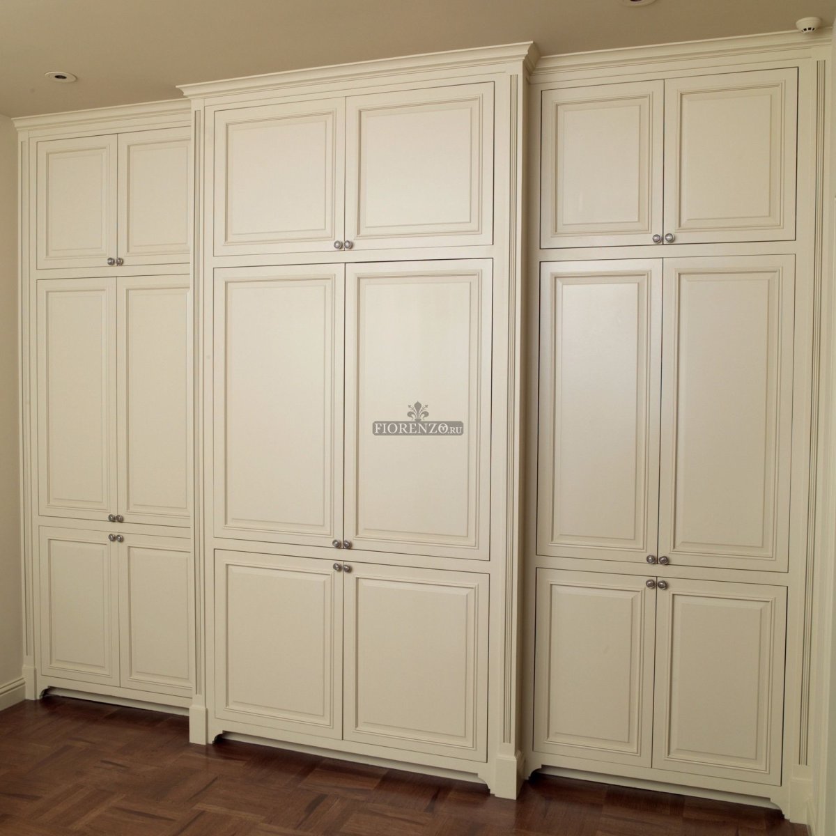 Шкаф с пилястрами