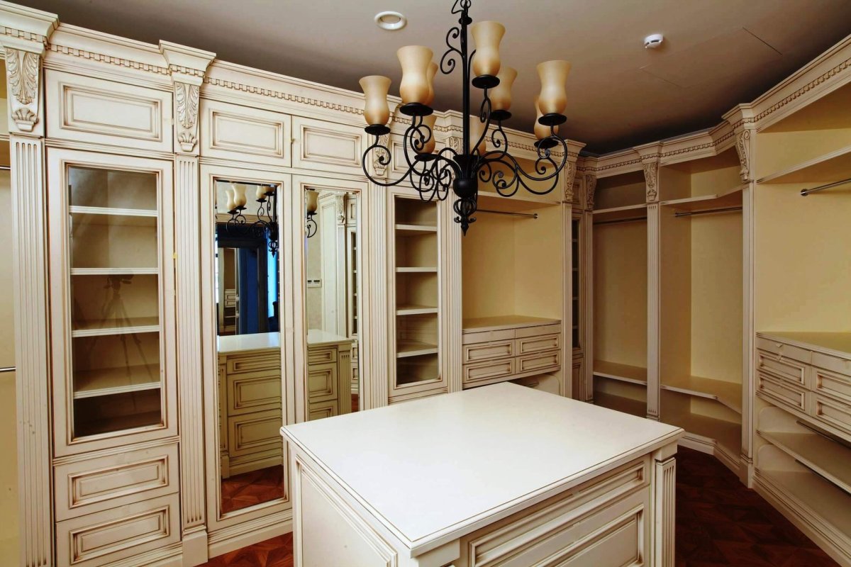 Шкаф купе в классическом стиле с телевизором
