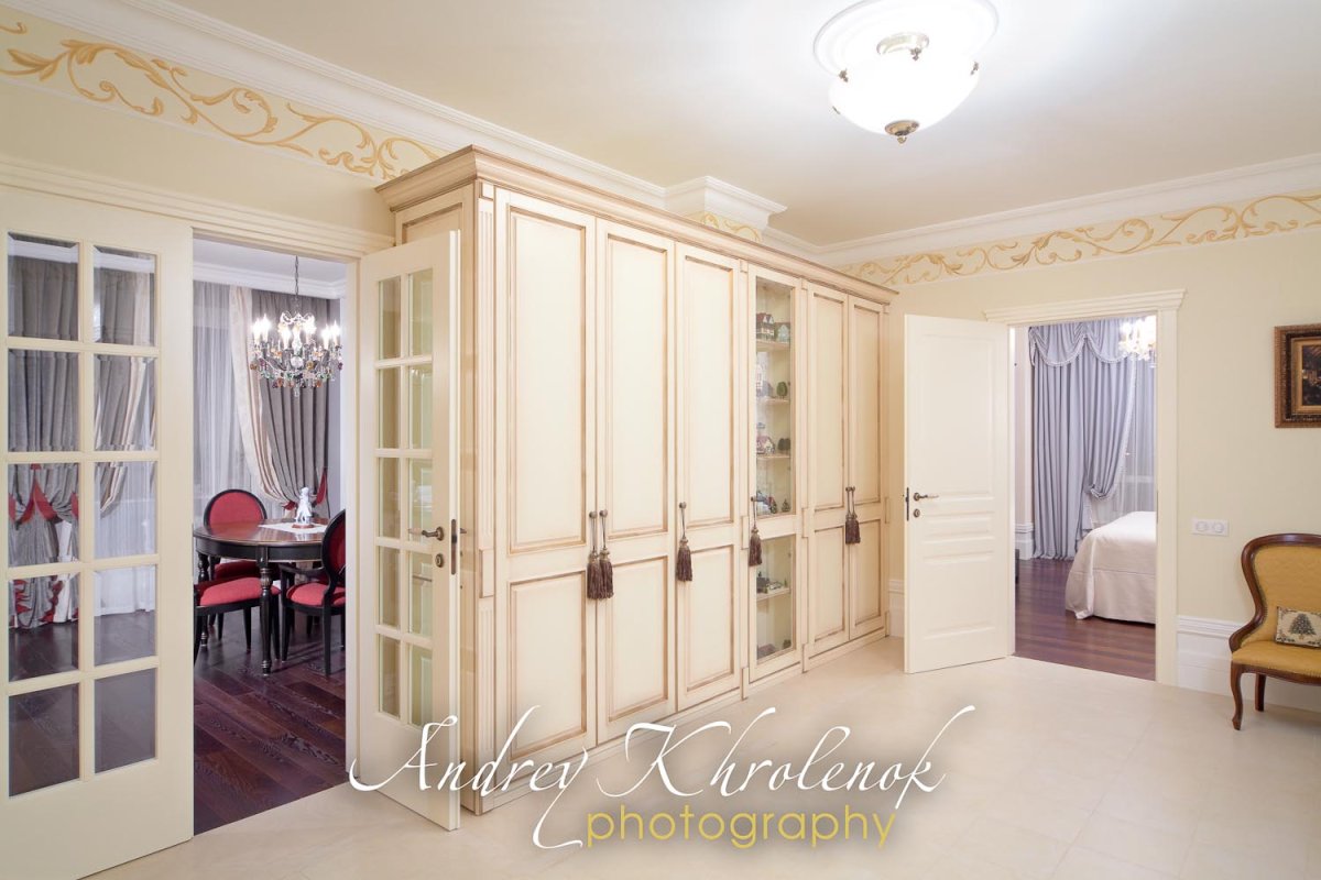 Встроенный шкаф классика с пилястрами