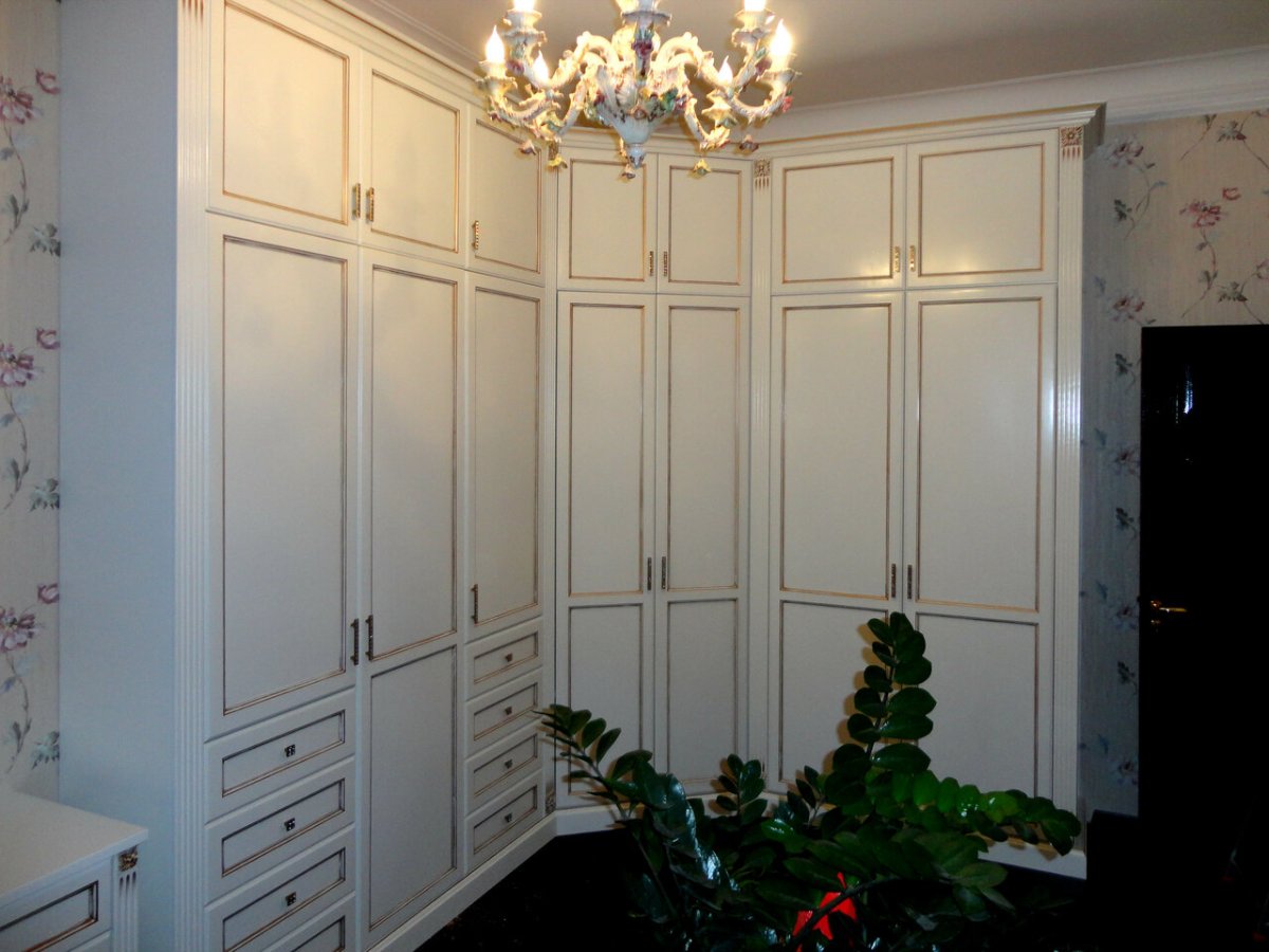 Угловой шкаф в классическом стиле