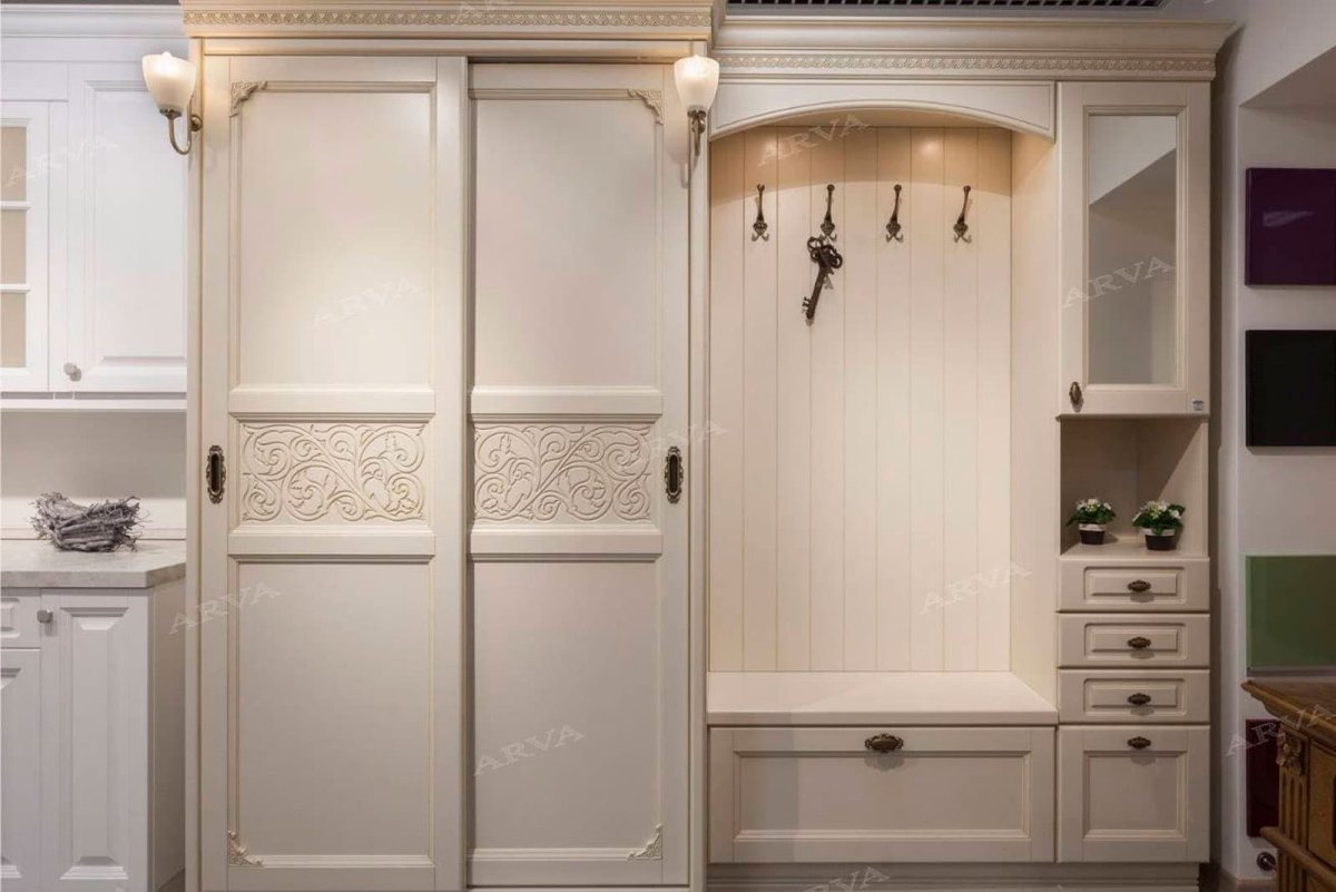 Классический шкаф с верхним плинтусом