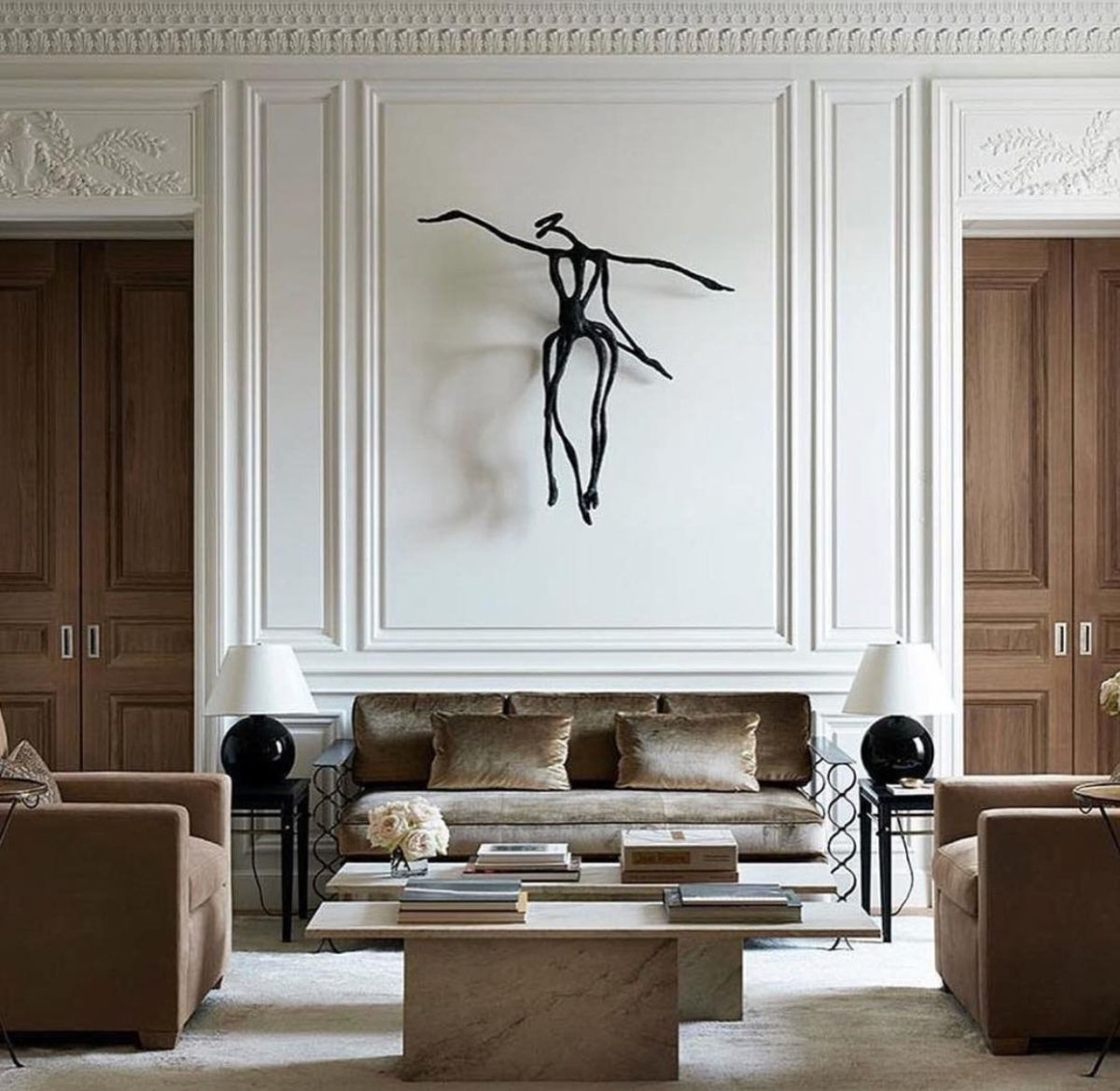 Молдинги на стенах в интерьере