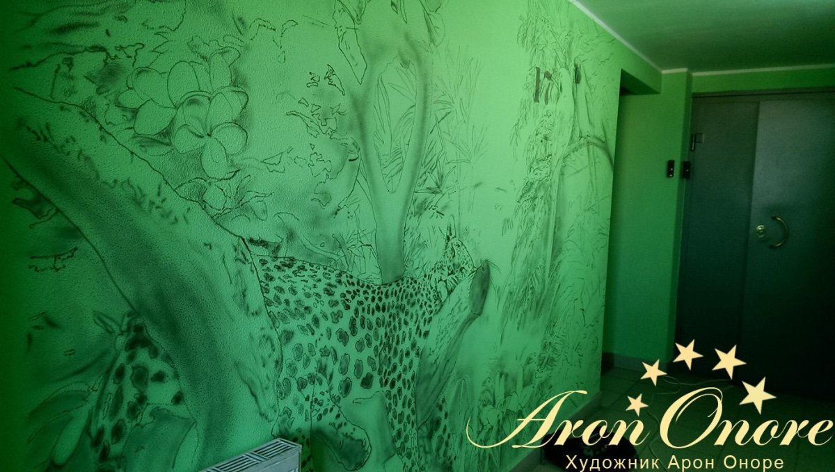 Роспись стен в подъезде на салатовом фоне