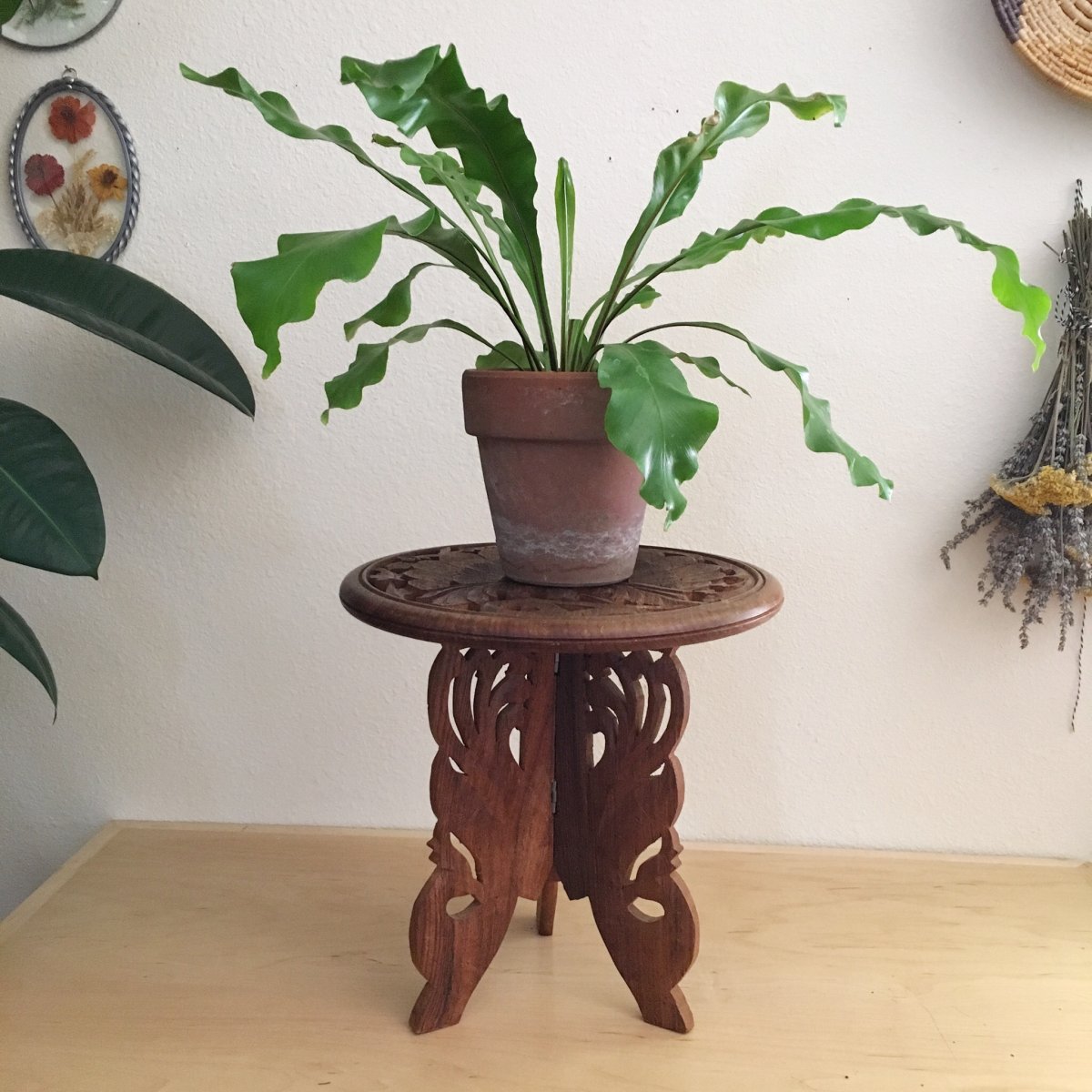 Резьба по дереву подставки для цветов