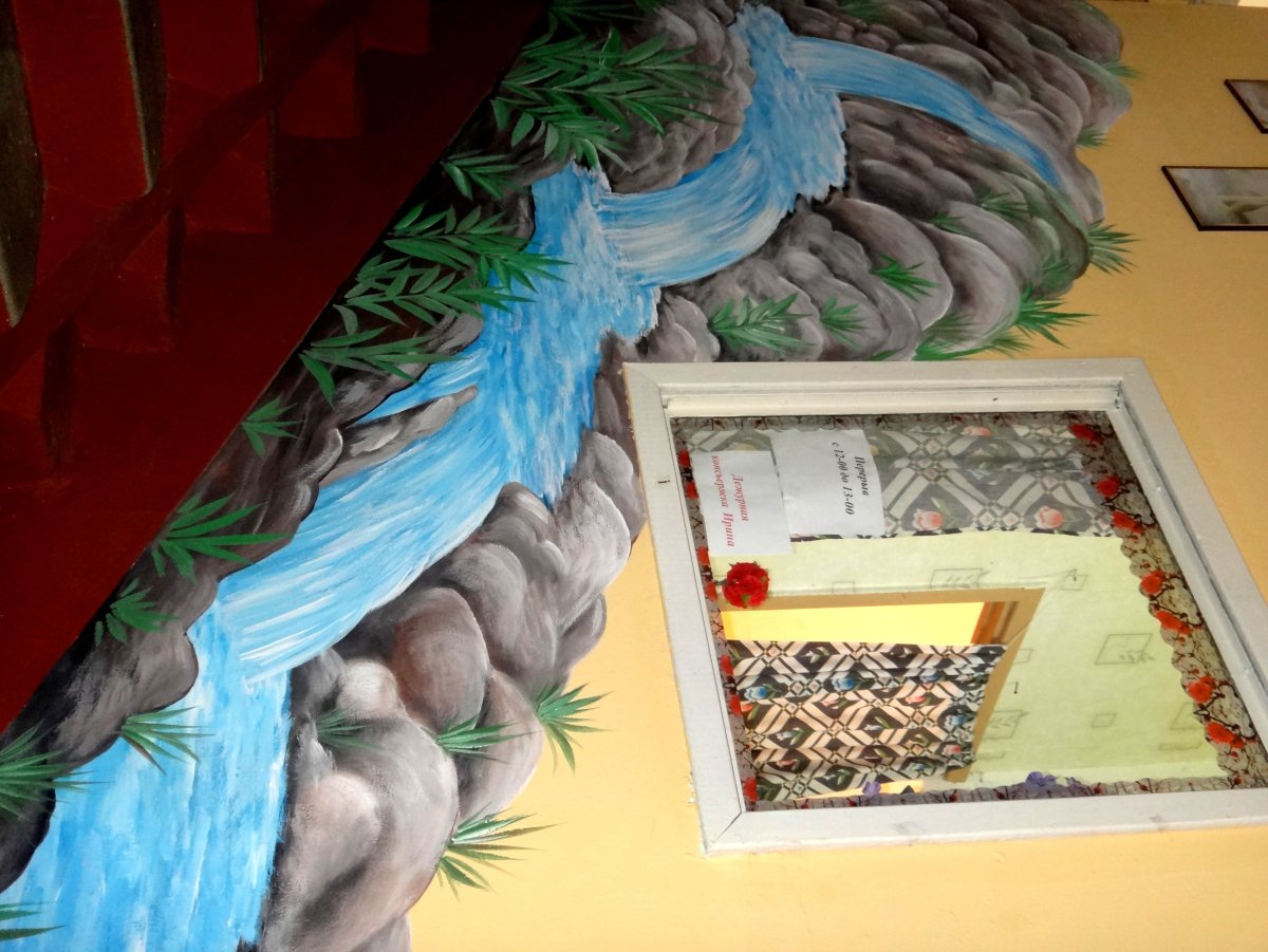 Картины на стене в подъезде