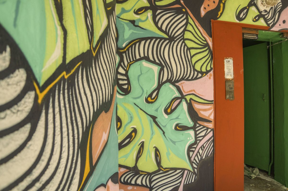 Разрисованные подъезды граффити