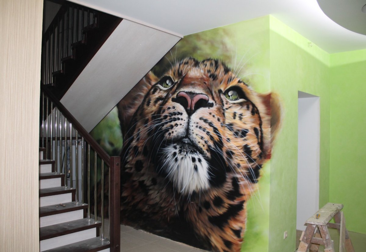 Аэрография на стене в квартире