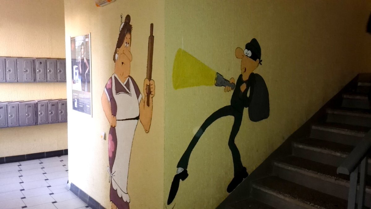 Рисование на стенах в подъезде