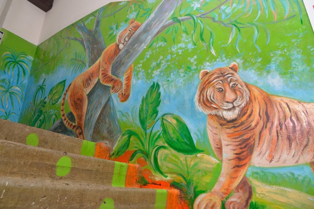 Роспись стен в подъезде