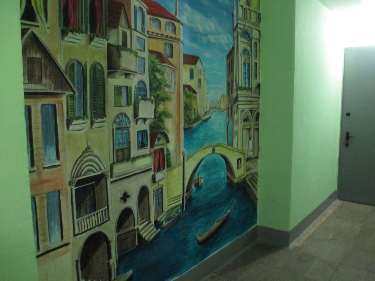 Панно на стене в подъезде