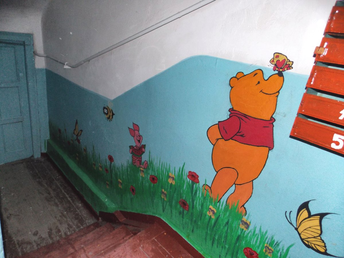 Разрисованные стены в подъезде