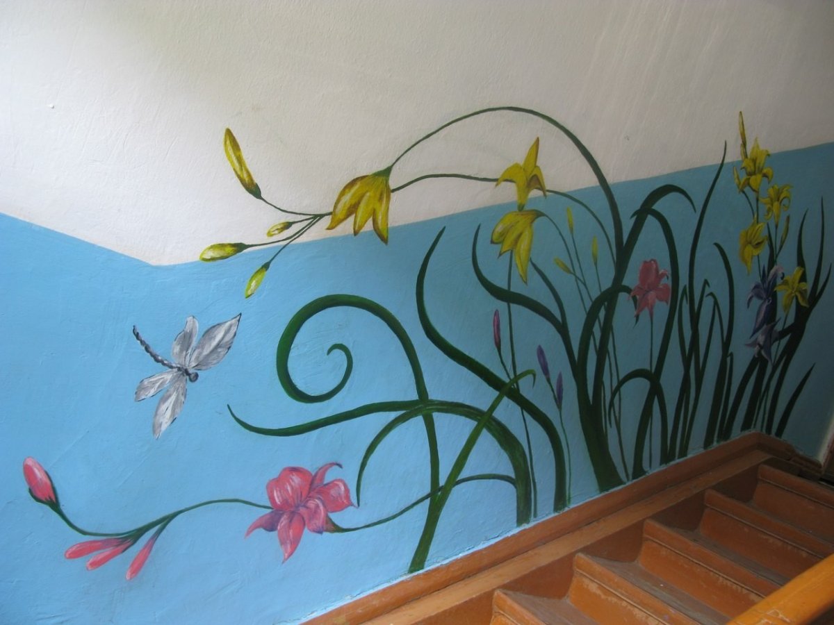 Украшение стен в подъезде