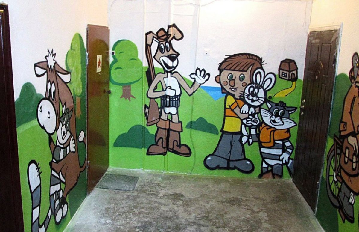 Разрисованные стены в подъезде