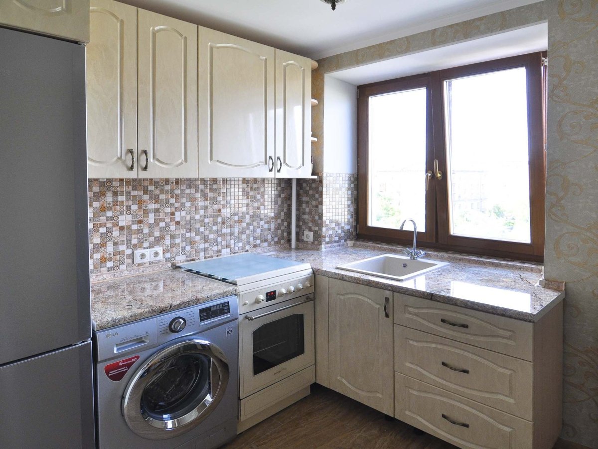 Мойка у окна на кухне