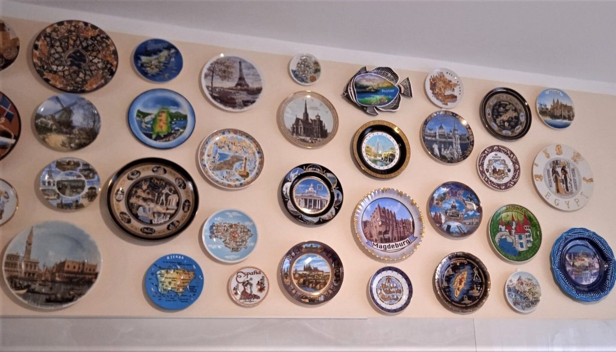 Размещение сувенирных тарелочек на стене