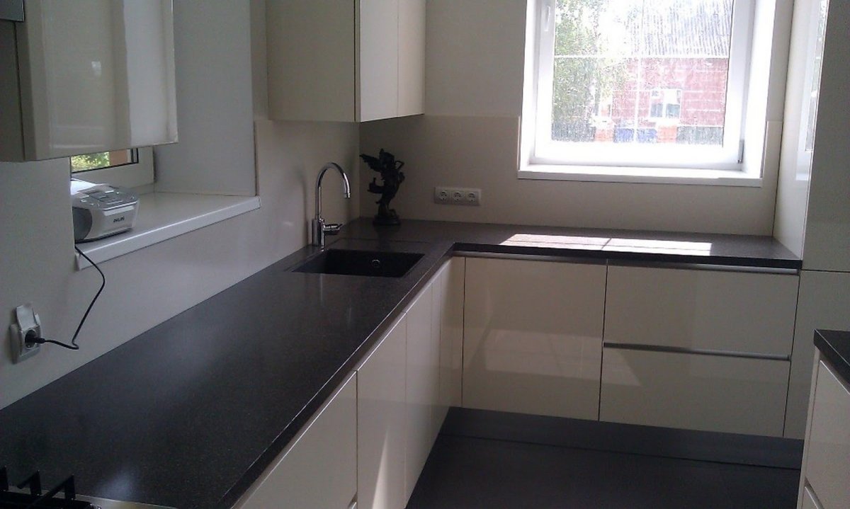 Кухонный гарнитур с подоконником столешницей