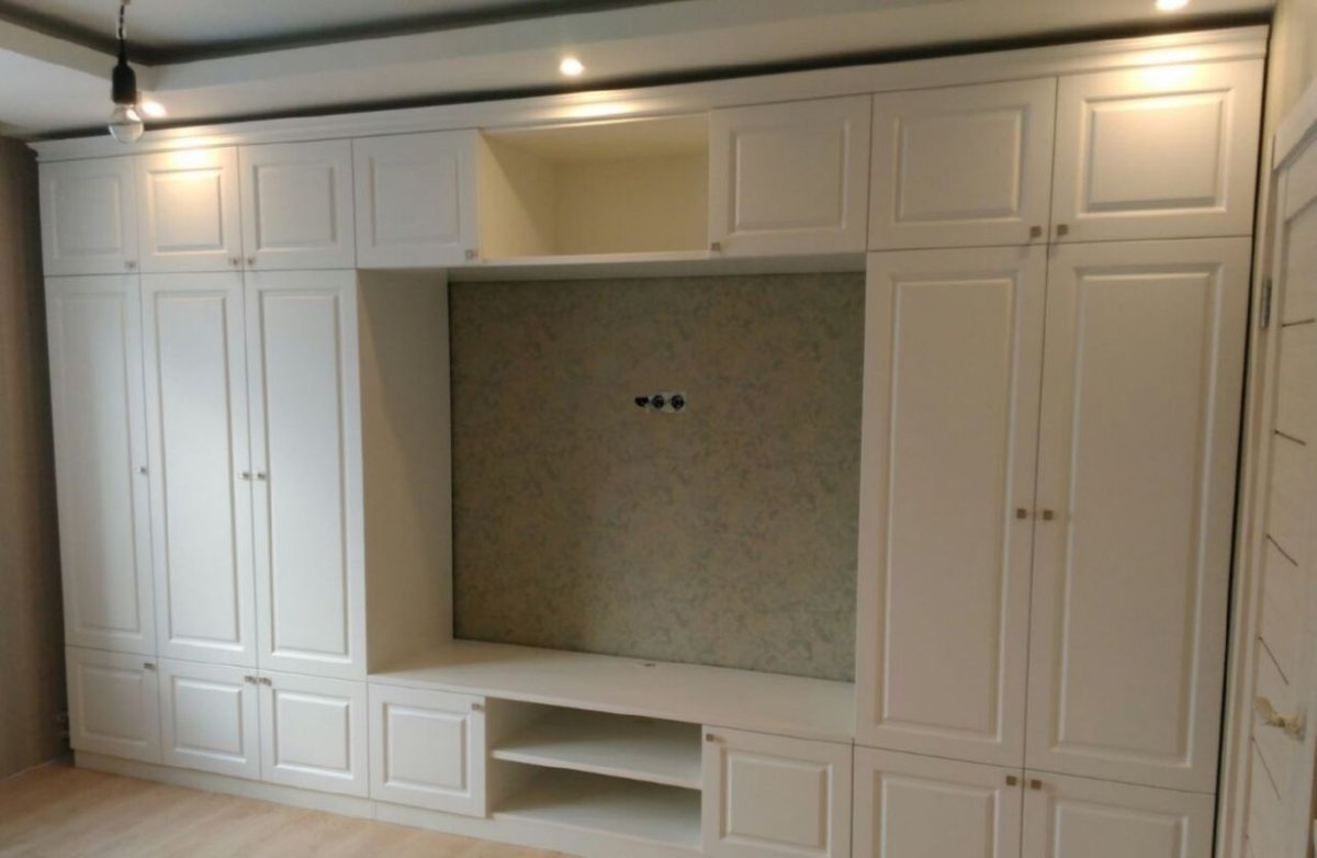 Шкаф с телевизором в спальню