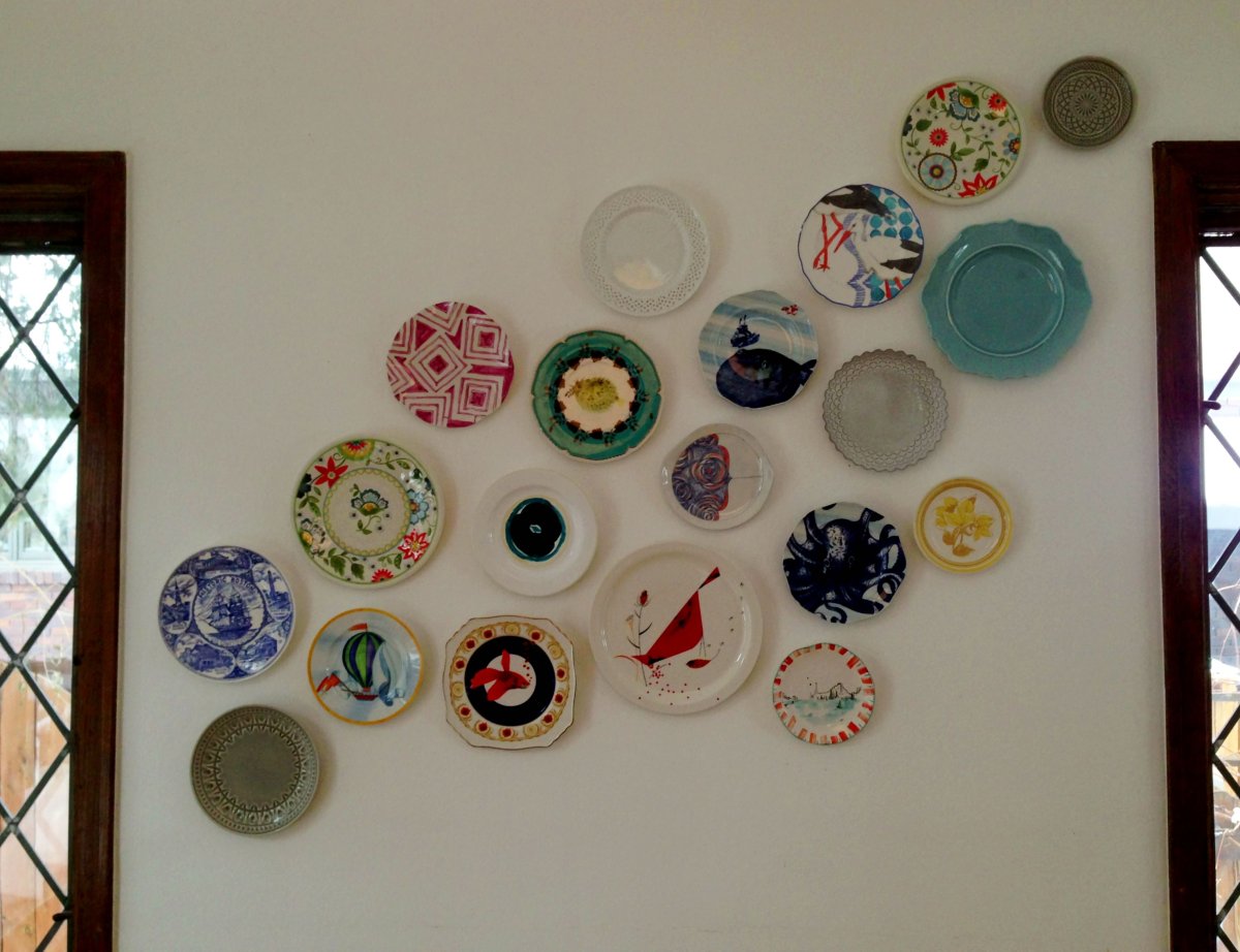 Настенные тарелки в интерьере
