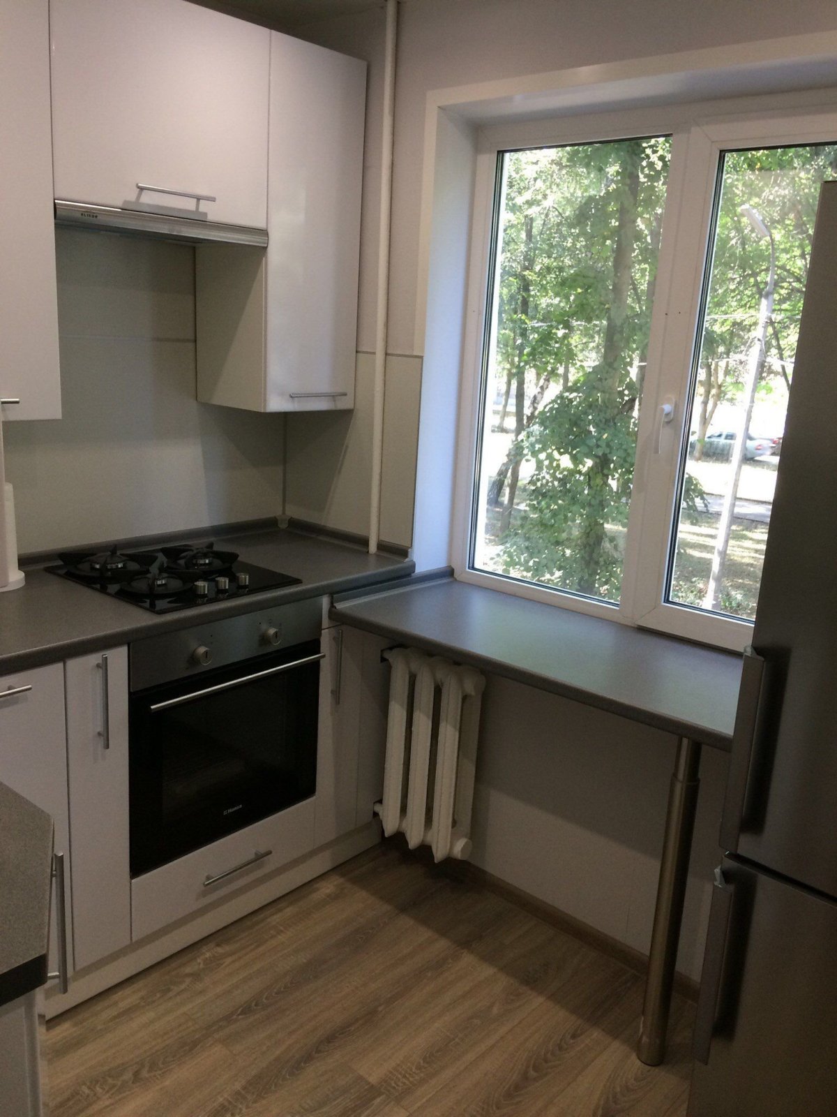 Маленькая кухня с рабочей зоной у подоконника