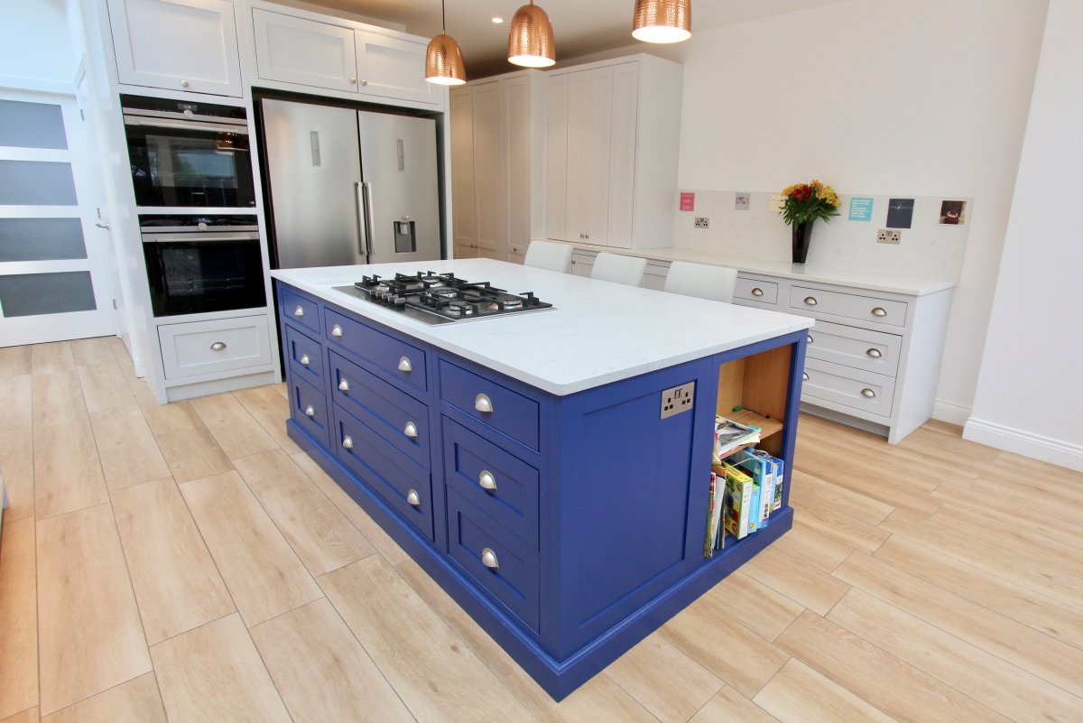 Кухонный островок с плитой