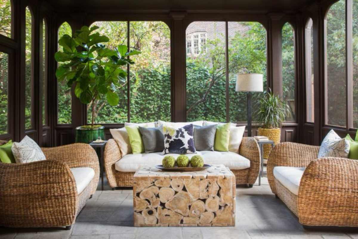 Веранда с плетеной мебелью