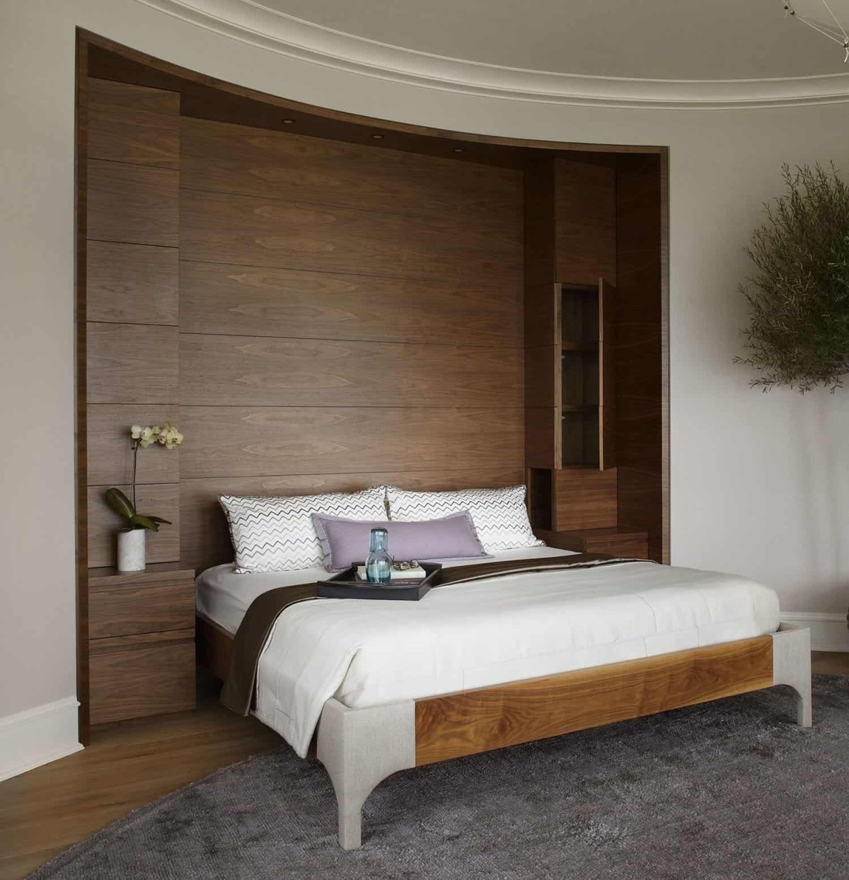 Ламинат на стене в спальне