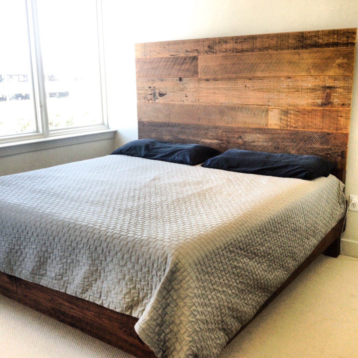 Кровать с деревянным изголовьем