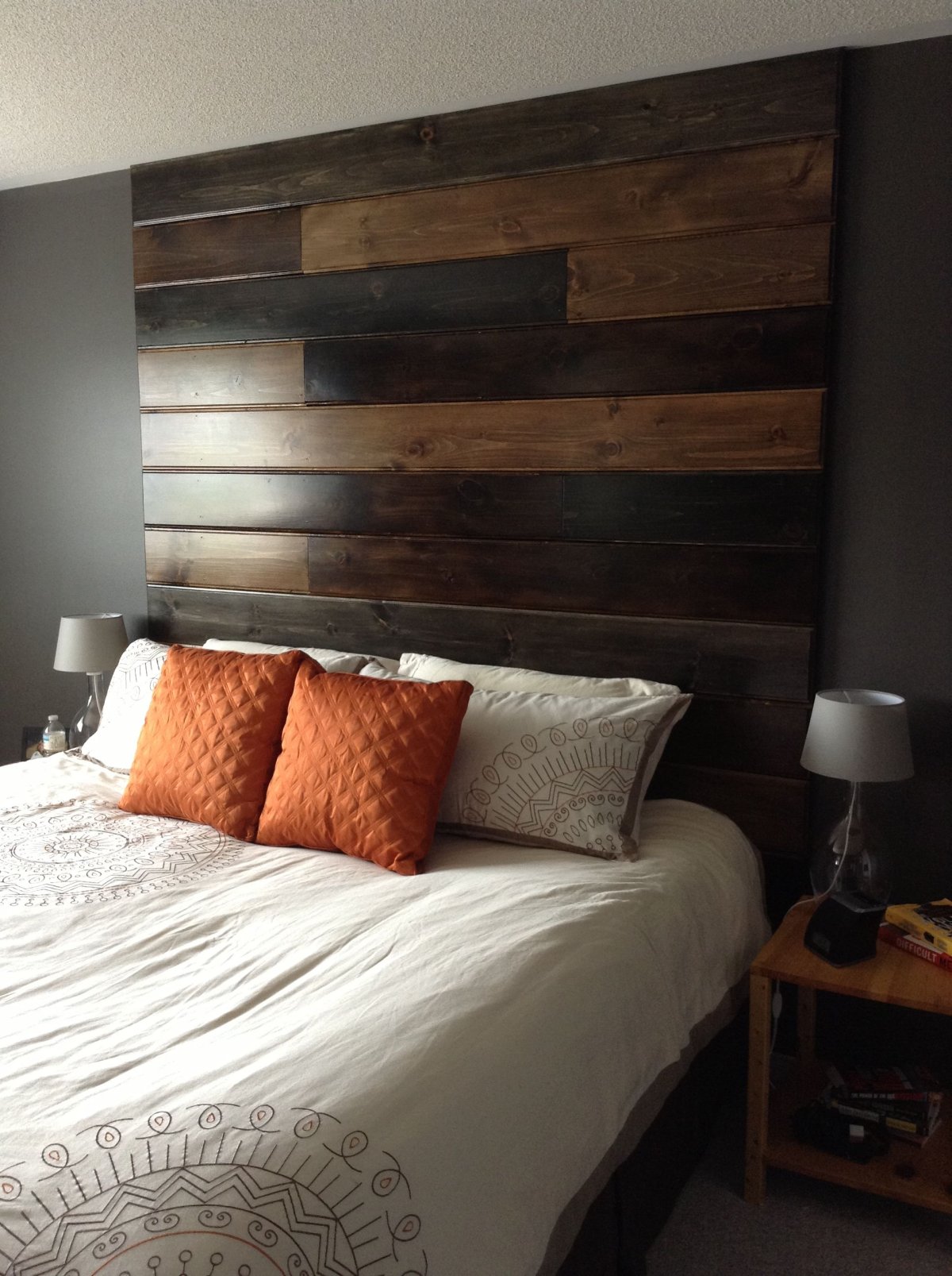 Кровать с деревянным изголовьем