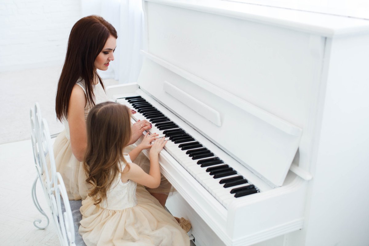 They are playing the piano переспроси. Ребенок за фортепиано. Фортепиано. Пианино для девочек. Ребенок за пианино.