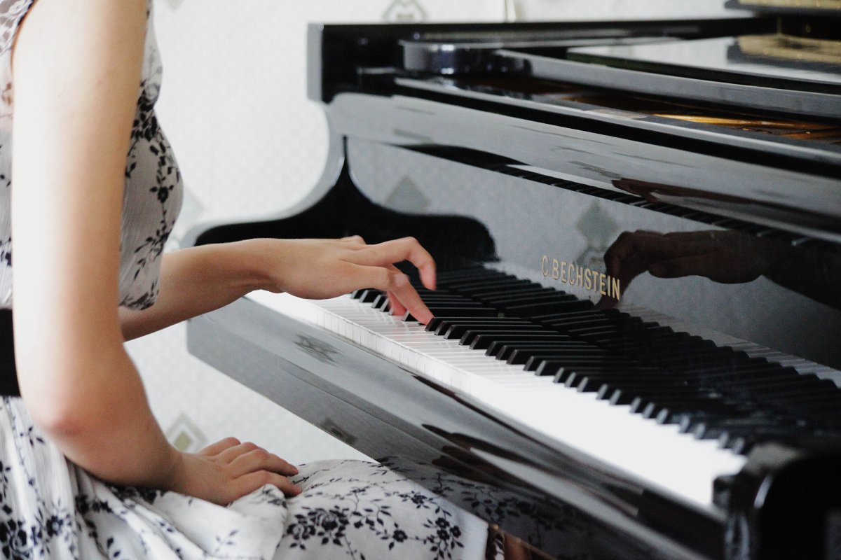 Открытка племяннице 10 лет с фортепьяно