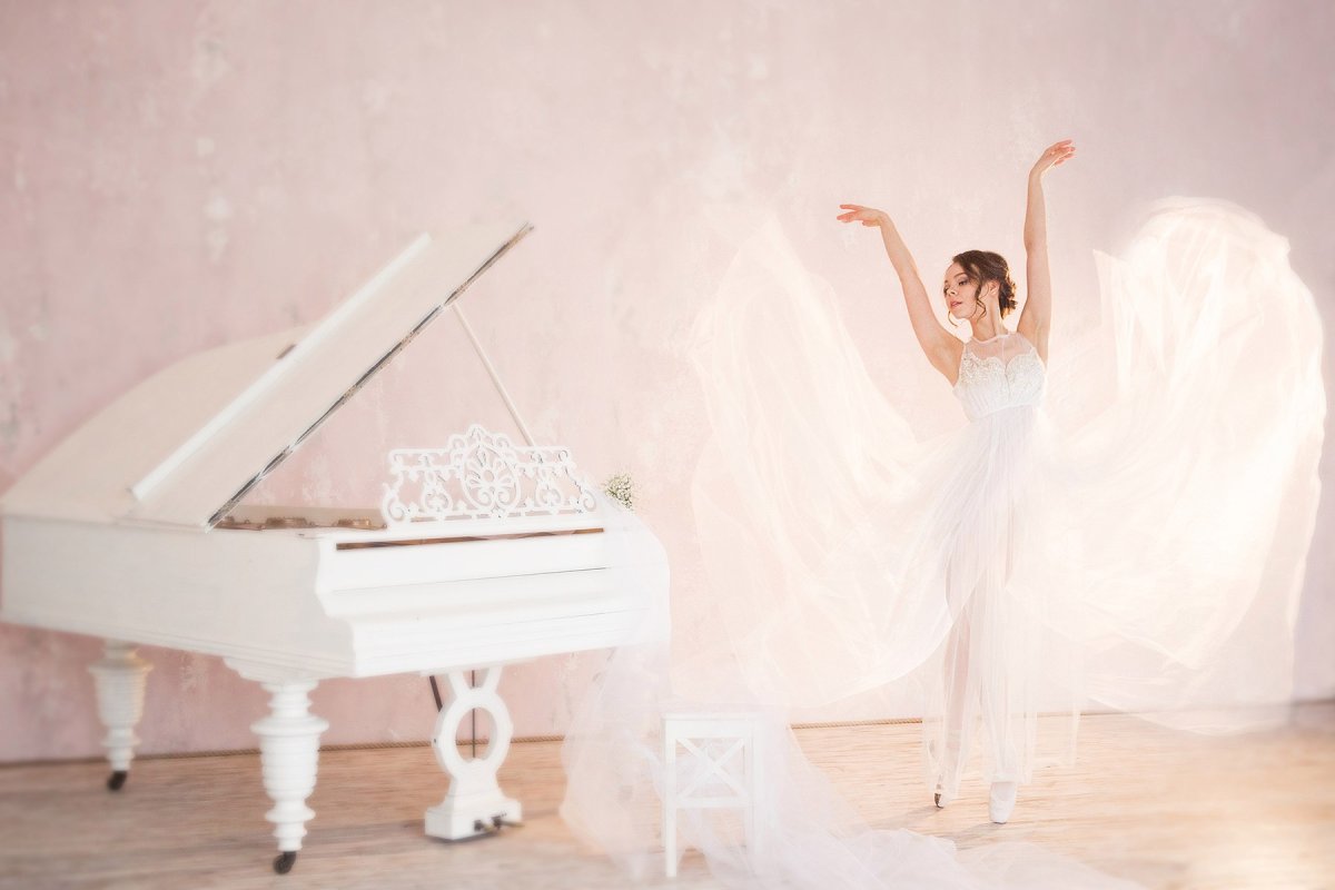 Девочка за белым роялем