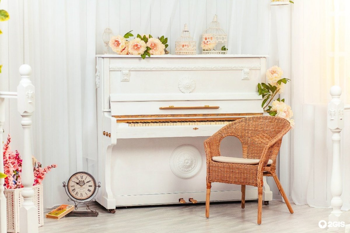 Фотозона с белым пианино