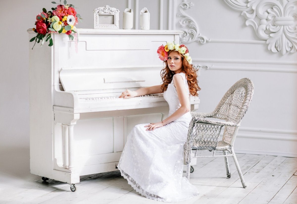 Девушка на рояле