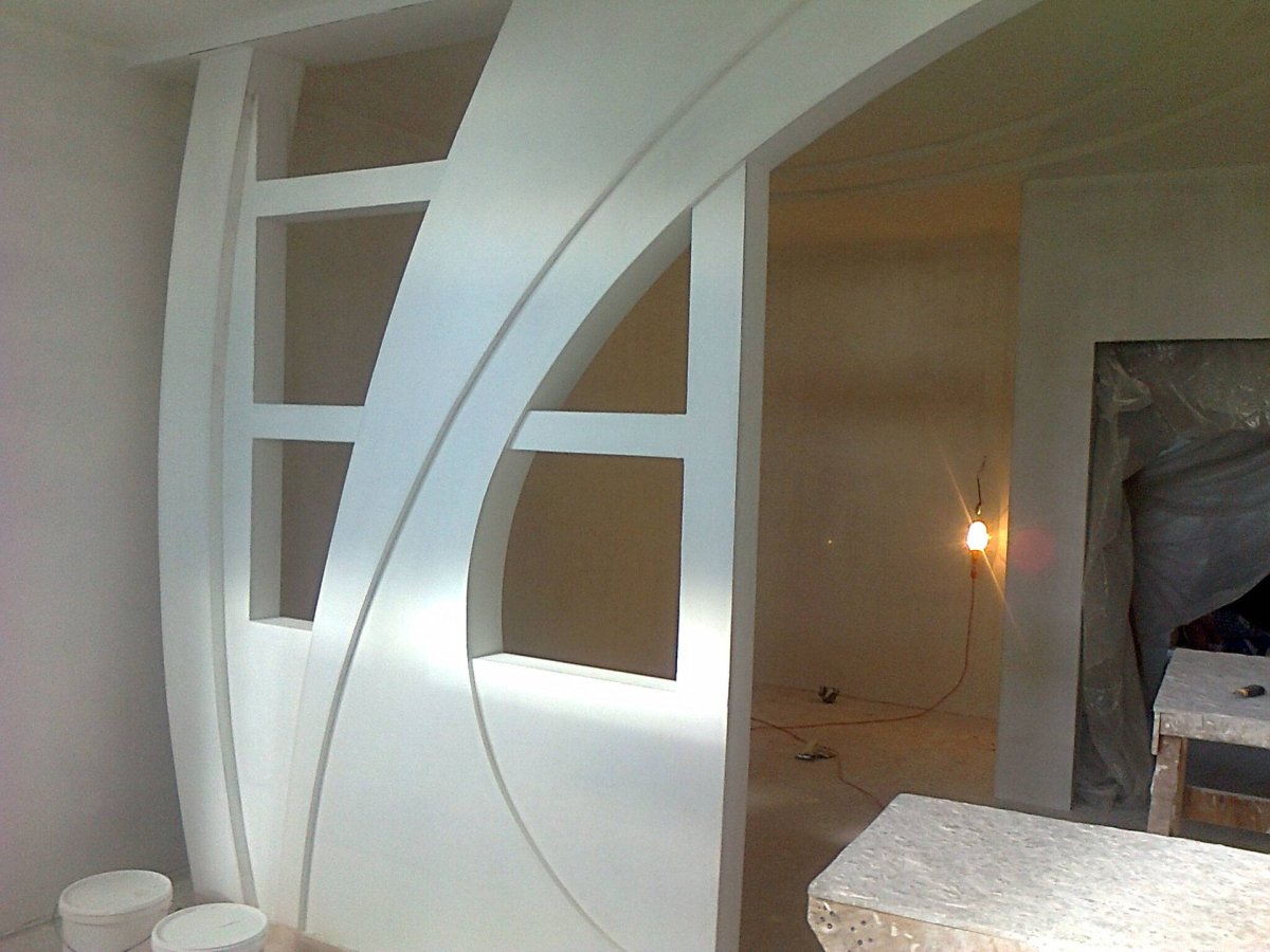 Дверь в полукруглой стене