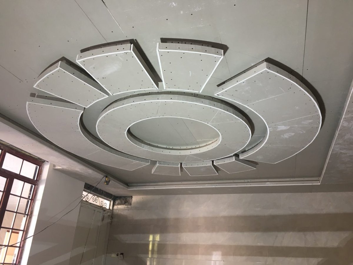 Круг из гипсокартона на стене с подсветкой