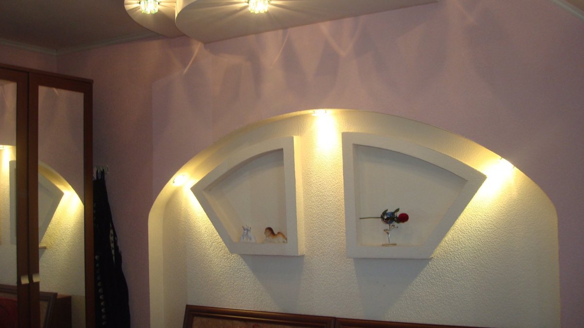 Спальня с аркой над кроватью